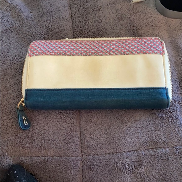 Vineyard Vines Continental Whale zip around wallet - Picture 5 of 8